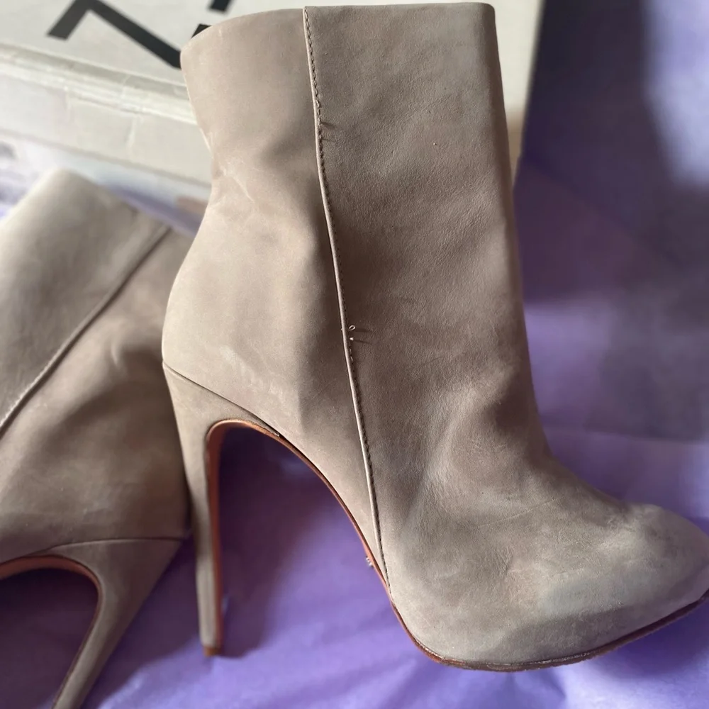 NWT schutz booties